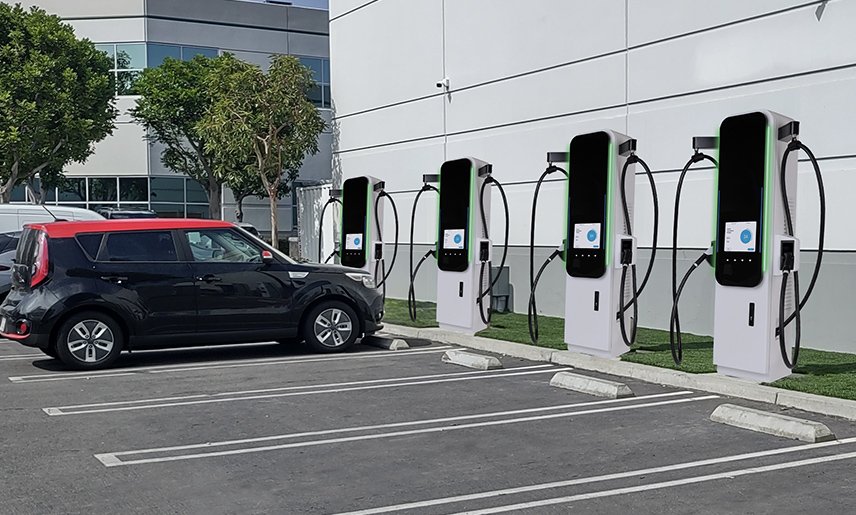 Borne de recharge sur un parking d’entreprise